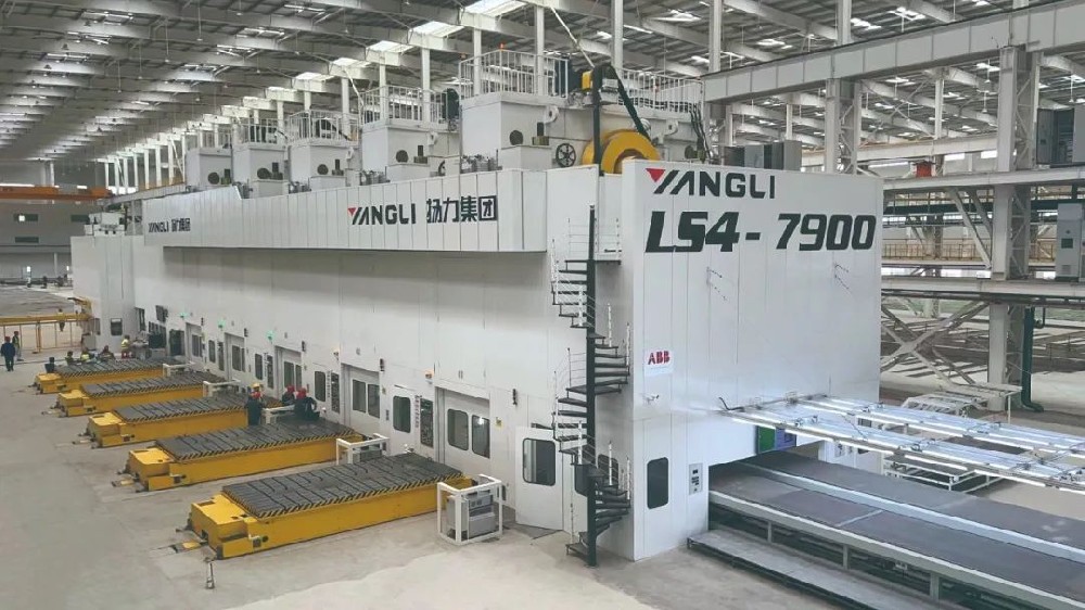 江蘇省2023年首臺套裝備展示（三）2500T機械多連桿沖壓線由5臺大型閉式四點多連桿壓力機